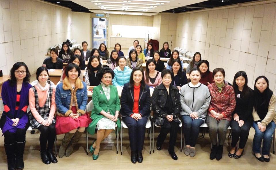 與香港各界婦女聯合協進會會員合照。